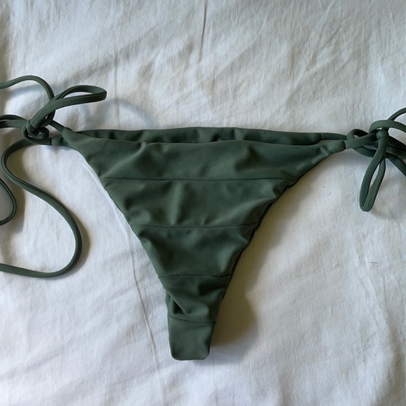 BENOA BOTTOMS - Picture 1 of 2